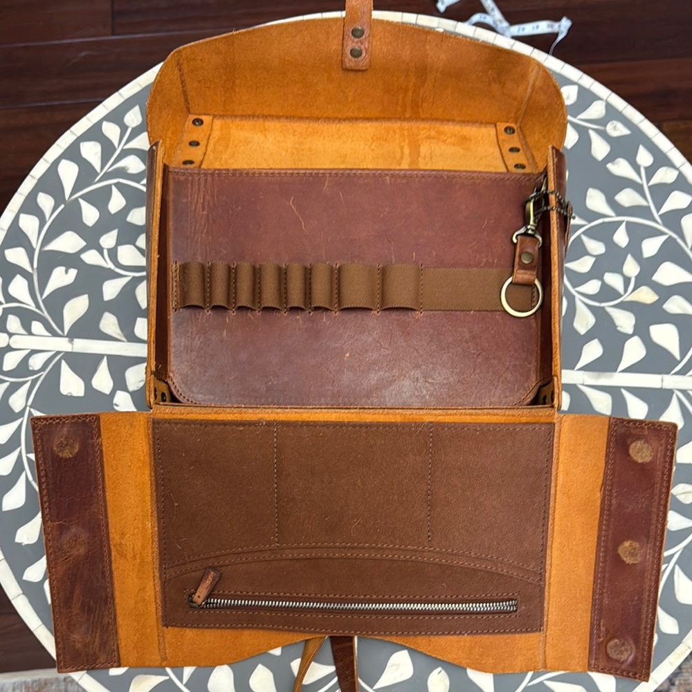 Brown Leather Messenger Bag with Vintage-Inspired Design